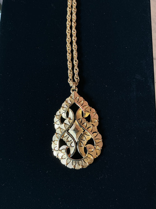 Vintage 1960’s Crown Trifari chunky Gold Tone Pendant Necklace