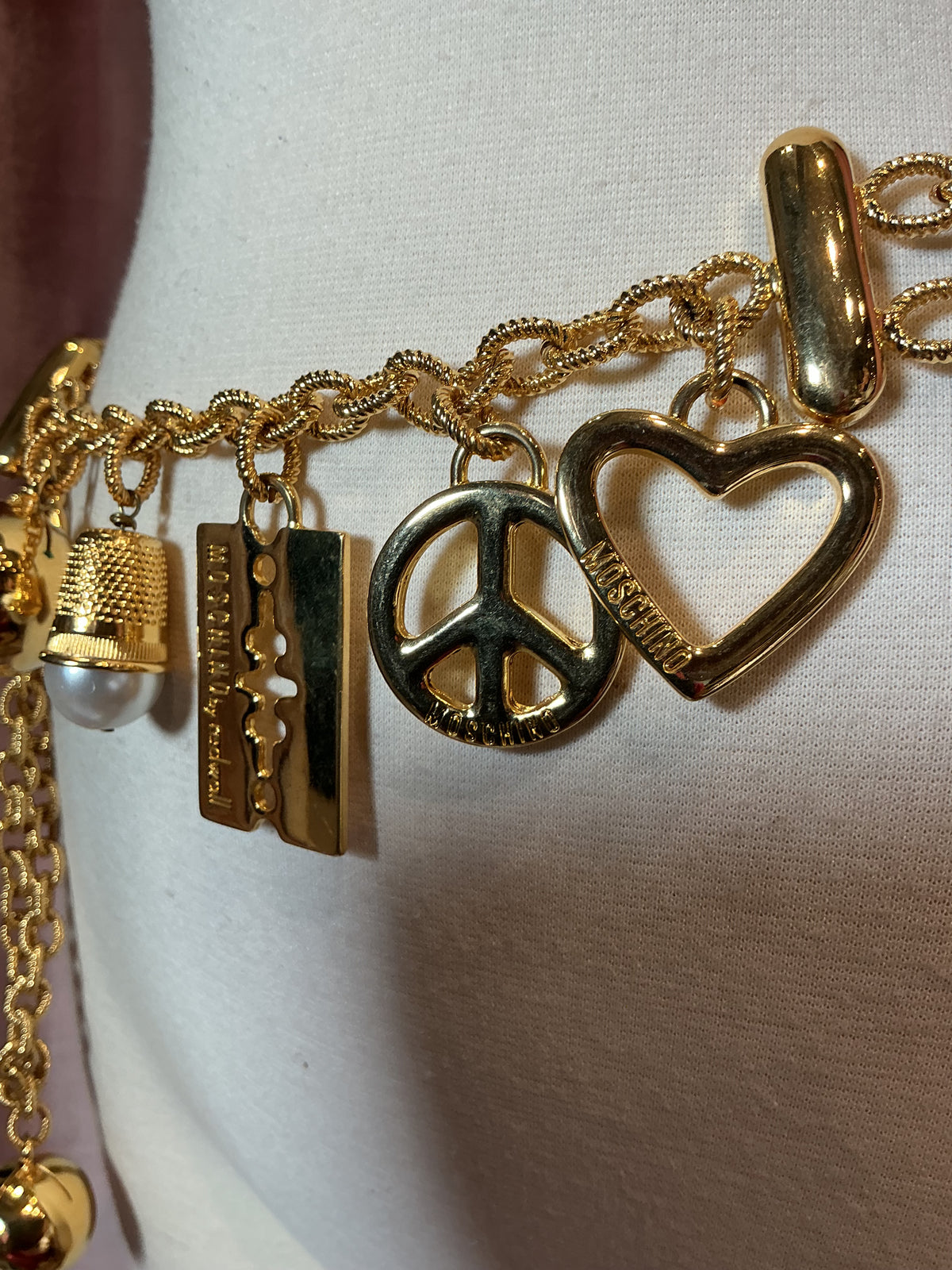 Vintage 1990’s moshino red wall gold pleated kitschy charm chain belt