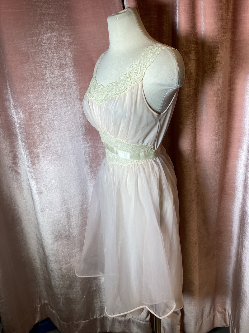 Vintage 1950’s nylon chiffon lace trim nightie dress small