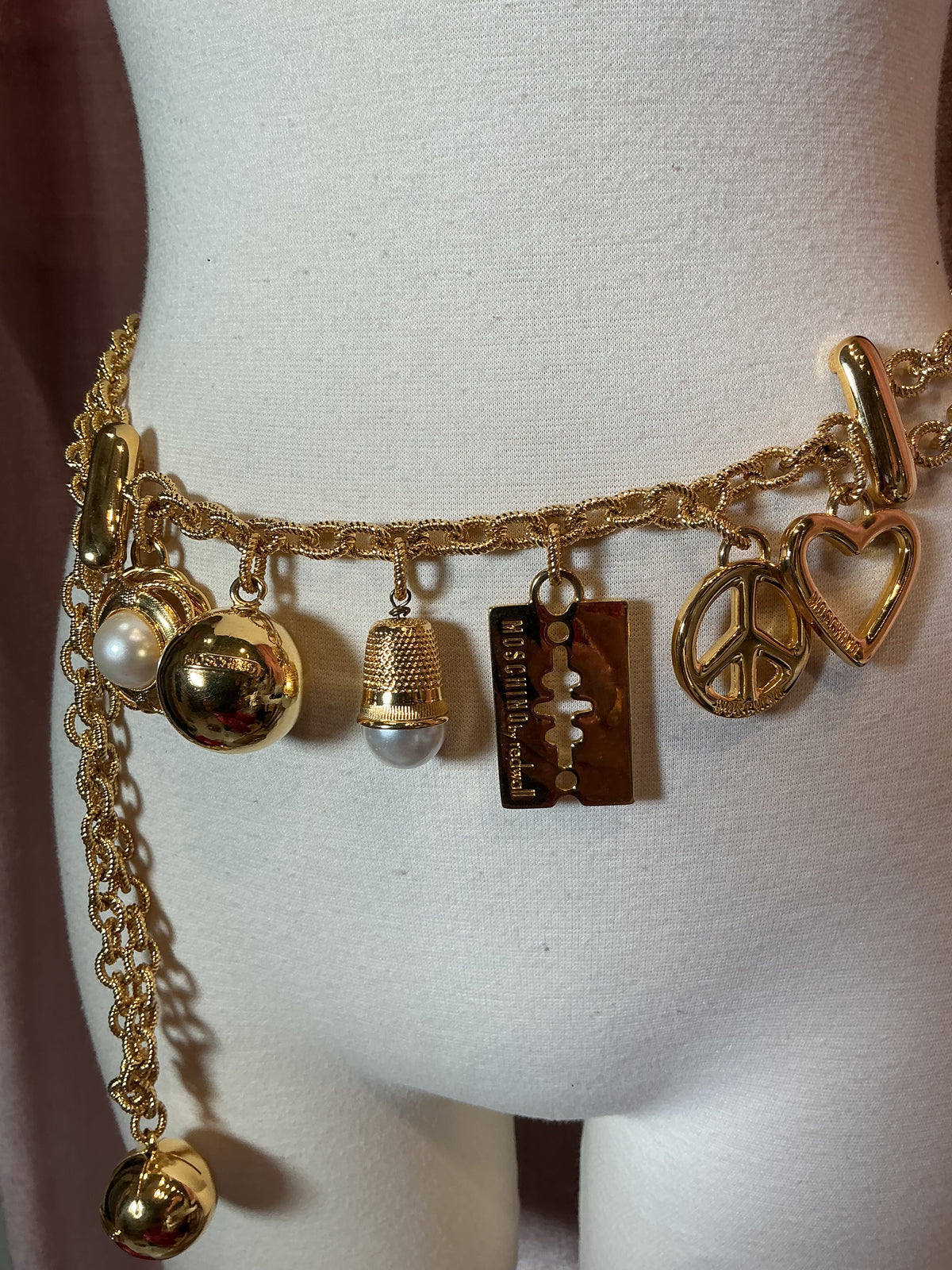 Vintage 1990’s moshino red wall gold pleated kitschy charm chain belt