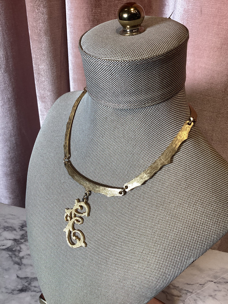 Vintage 1960s E initial choker collar pendant necklace