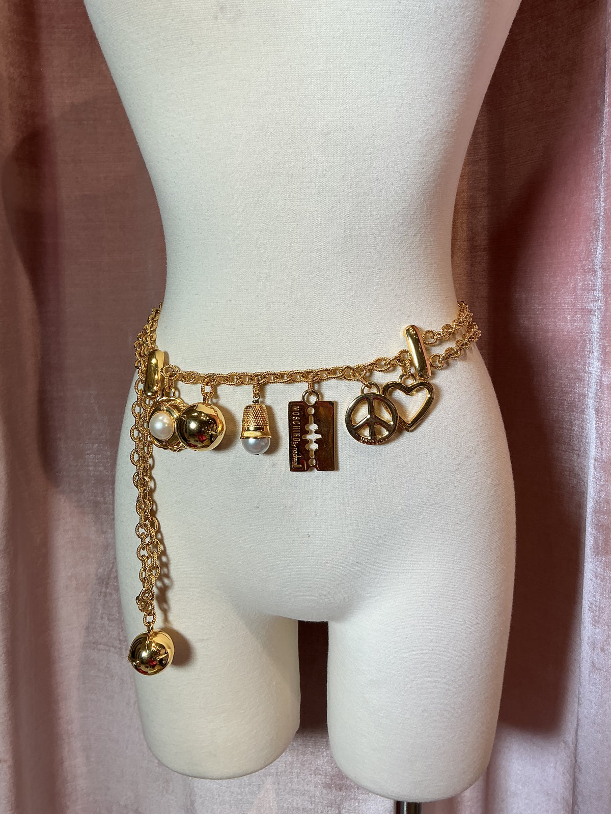 Vintage 1990’s moshino red wall gold pleated kitschy charm chain belt