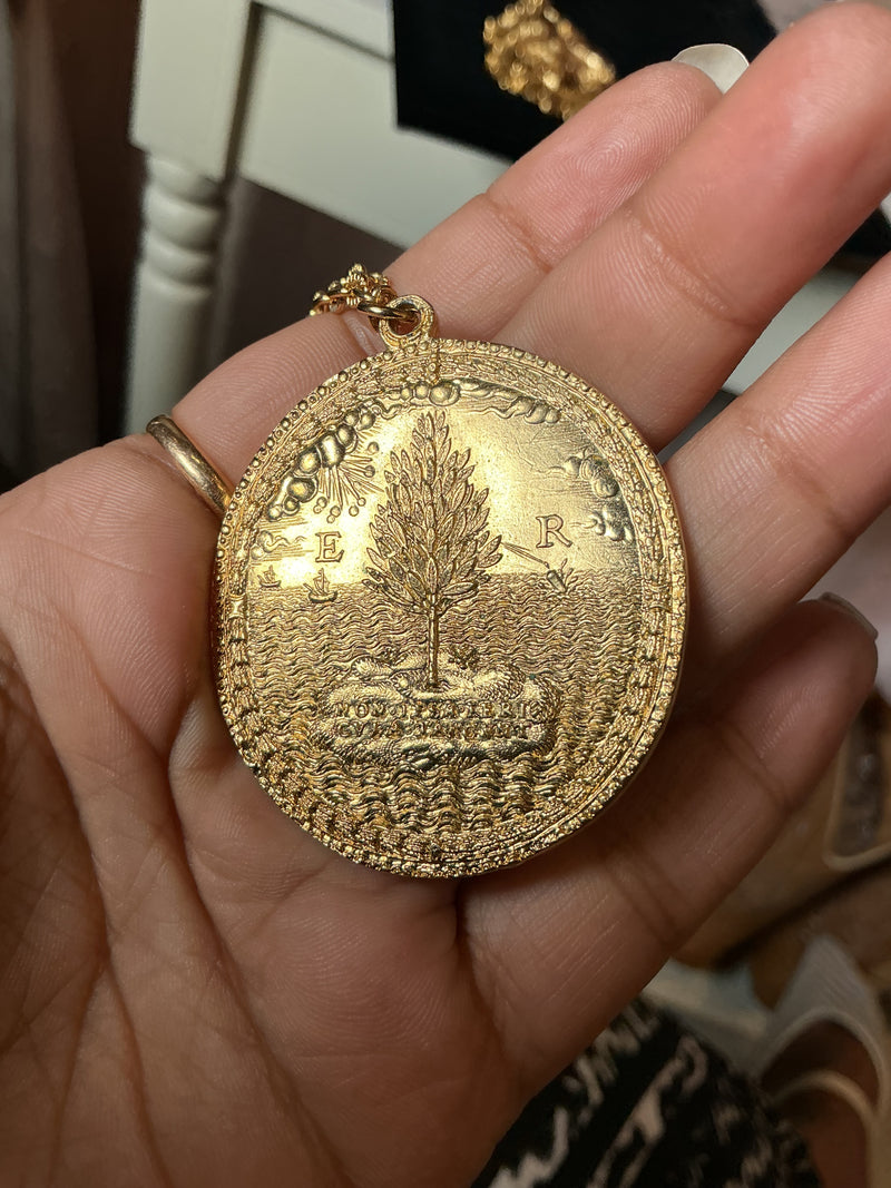 Vintage 1970s Queen Elizabeth coin medallion oversized pendant necklace