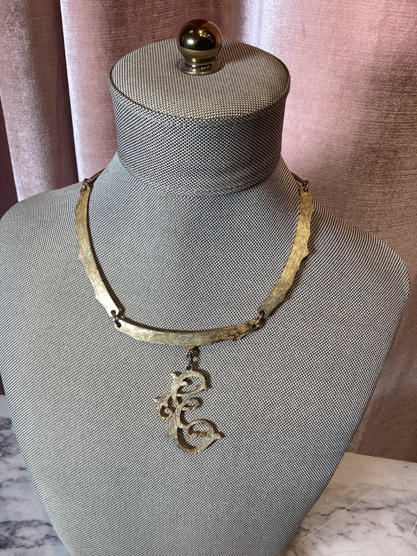 Vintage 1960s E initial choker collar pendant necklace