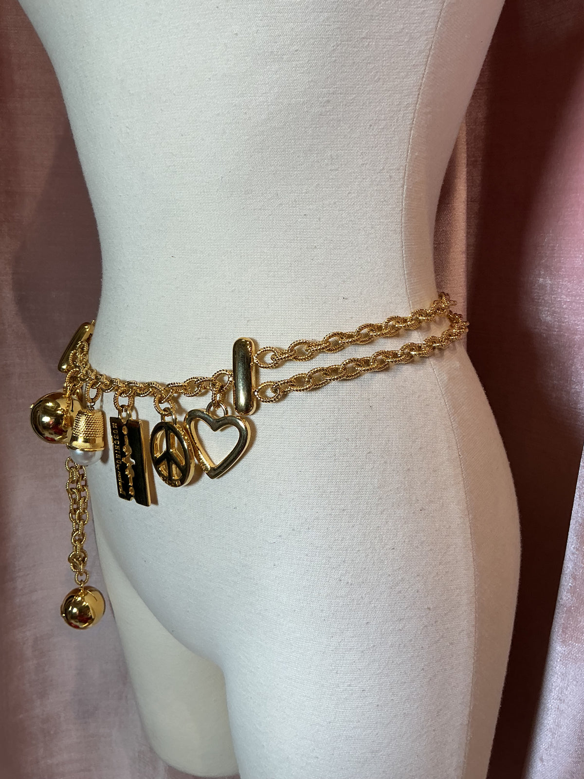 Vintage 1990’s moshino red wall gold pleated kitschy charm chain belt