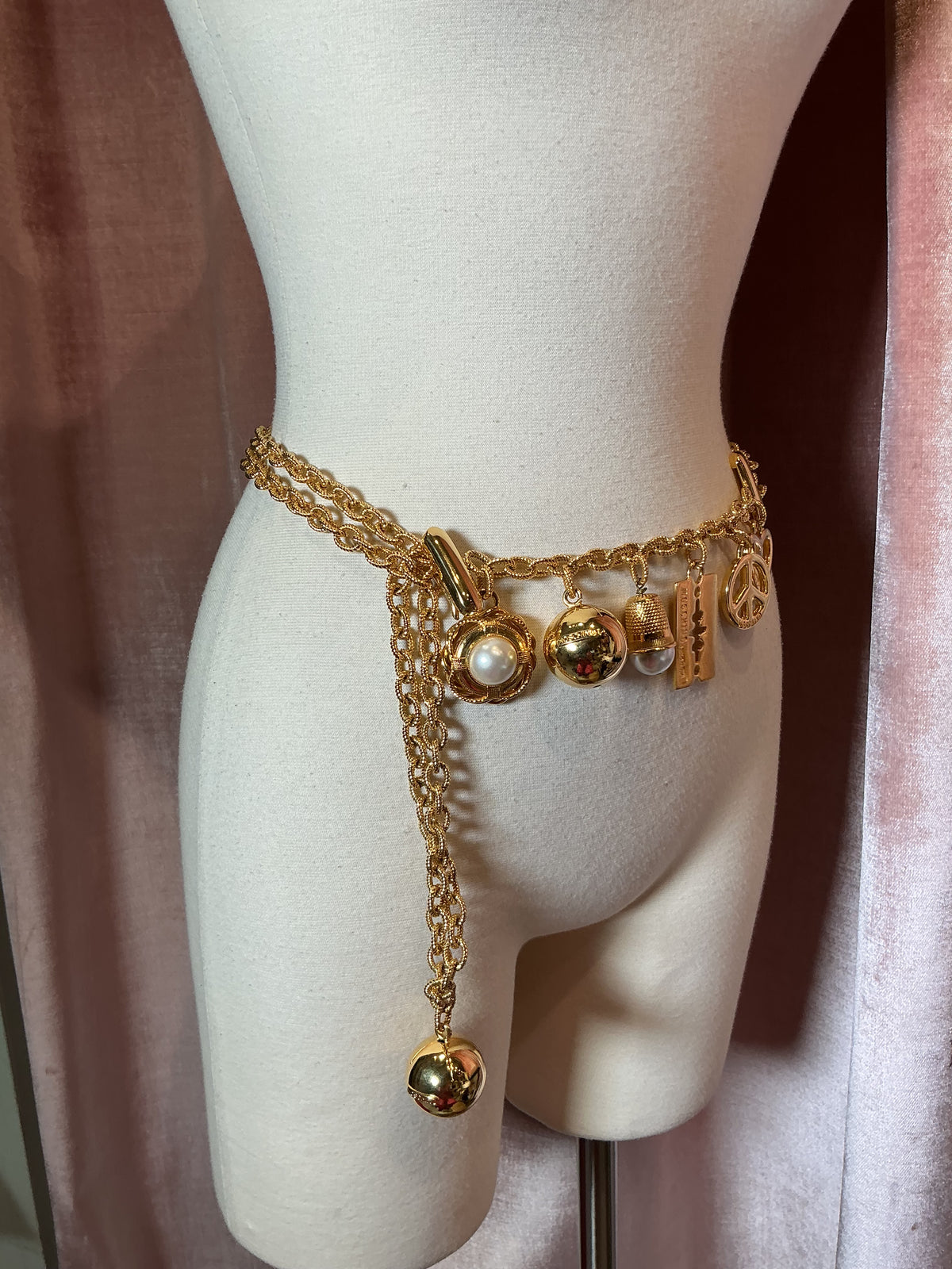 Vintage 1990’s moshino red wall gold pleated kitschy charm chain belt