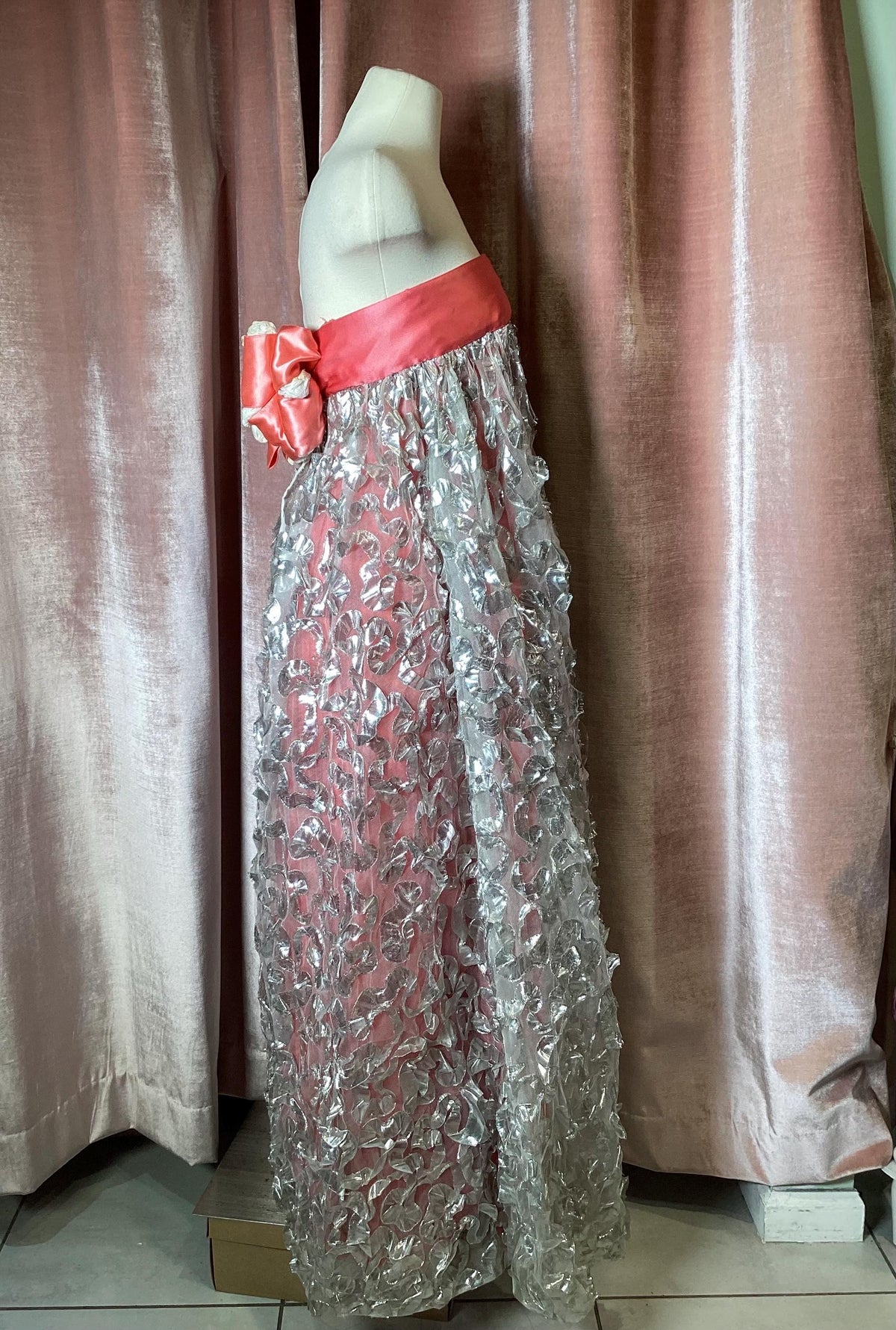 Vintage 1960s Sarmi Metallic strapless lame Tinsel pink bow tent baby doll maxi formal gown party dresses small