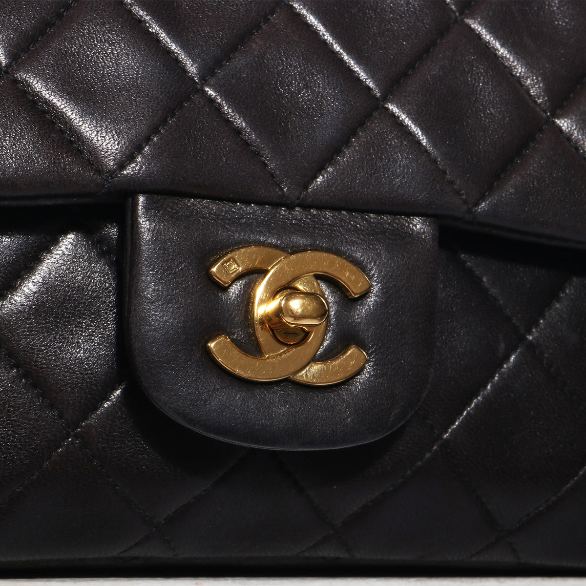 VTG CHANEL QUILTED LAMBSKIN 2.55 CLASSIC FLAP BAG – Mint Market